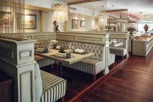 克莱佩达克莱佩达亚拉腊全套房酒店的一间在房间带两张桌子和椅子的餐厅