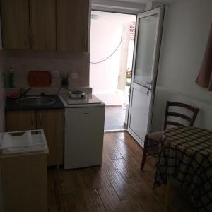 蒂瓦特Petkovic Apartmani 3的一间带水槽和冰箱的小厨房