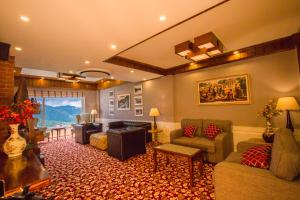 西姆拉The Retreat Mashobra, Shimla的客厅配有沙发和桌子
