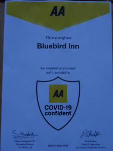 普雷斯顿The Bluebird Inn at Samlesbury的蓝鸟旅馆标签和盾牌