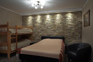 沃鲁斯德利旅馆的一间卧室设有一张床和砖墙