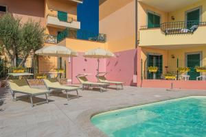 圣特雷莎加卢拉伊米尔缇比安奇住宅酒店的一座带游泳池和椅子的度假村和一座建筑