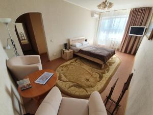 乌里扬诺夫斯克航空之星酒店的小房间设有一张床和一张桌子