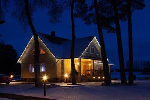沃鲁斯德利旅馆的夜晚雪中灯火通明的房子