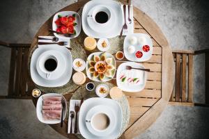 UrzelinaRetiro Atlântico的桌子,盘子,咖啡杯,食物