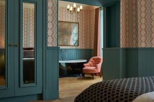 泰晤士河畔金斯顿The Mitre, Hampton Court的卧室拥有绿色的墙壁和粉红色的椅子