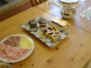 GoitoCorte Isolo的一张桌子上放着一盘食物和纸杯蛋糕