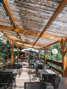 鲁瓦昂地区蓬博里瓦奇酒店的木制屋顶下带桌椅的天井