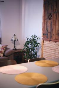 Huerta del MarquesadoCasa rural fuentelgato的客厅配有桌子和沙发