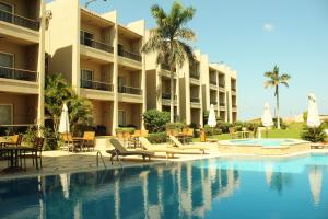 伯格埃拉伯Panacea Suites Hotel的一座带游泳池和度假村的酒店