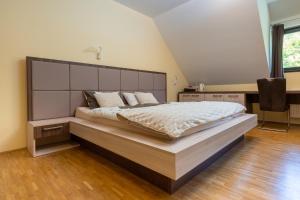 斯洛文尼亚科尼采Dvorec Trebnik - SOBE的一间卧室配有一张大床和大床头板