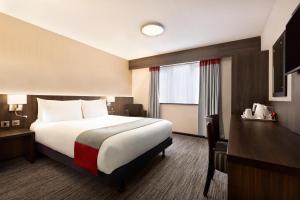 Easton in Gordano拉马达布里斯托尔西旅馆的一间设有大床和窗户的酒店客房