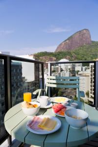 里约热内卢莱布隆丽思酒店的阳台上摆放着一碗食物的桌子