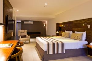 里约热内卢莱布隆丽思酒店的配有一张床和一张书桌的酒店客房