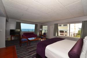 劳德代尔堡海洋度假村俱乐部酒店的酒店客房设有床和客厅。