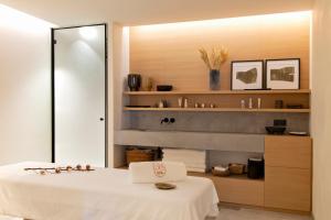 塔卢瓦尔度佩勒比塞 - 简苏派斯酒店的浴室设有白色的床和镜子