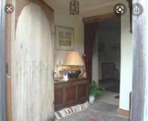 谢菲尔德Loadbrook Cottages的走廊上,房间里设有桌子和灯
