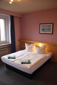 奥泊维森塔尔Ferienstudio的一间卧室配有带白色床单和枕头的床。