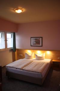 奥泊维森塔尔Ferienstudio的一间卧室配有一张大床和灯光