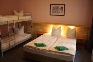 奥泊维森塔尔Ferienstudio的一间卧室配有两张双层床和绿毛巾