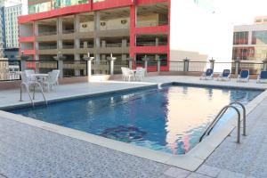 麦纳麦帕尔斯国际大酒店的建筑物屋顶上的游泳池