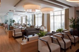 雷迪奇快捷假日雷迪奇酒店的餐厅设有桌椅和窗户。