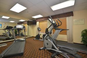 拉斯维加斯拉斯维加斯内利斯智选假日酒店的健身房设有跑步机和椭圆机