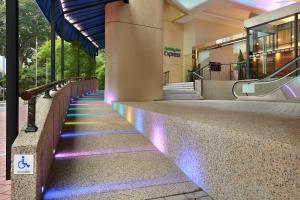 吉隆坡吉隆坡市中心智选假日酒店的建筑的侧面有紫色的灯