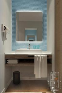 九寨沟九寨沟智选假日酒店的一间带水槽和镜子的浴室