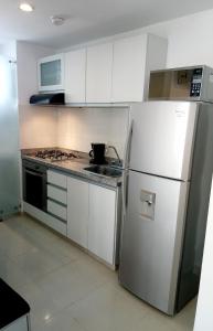 布卡拉曼加AMOBLADOS MCCORMICK的白色的厨房配有冰箱和水槽