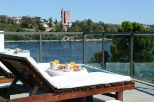 维拉卡洛斯帕兹Costalago Suites- By HVH的水景甲板上的桌子