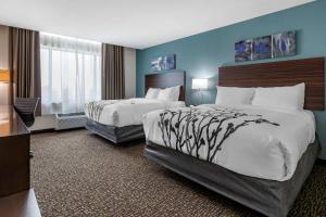 Sleep Inn Waukee-West Des Moines客房内的一张或多张床位