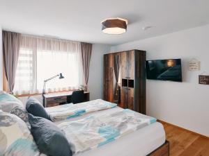 弗利姆斯Luxus Neubau 5 min zu Talstation & Caumasee的一间卧室配有两张床和一台平面电视