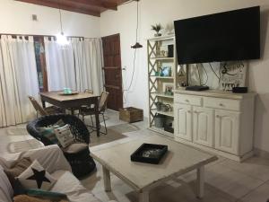 内科切阿Chalet de vacaciones con tu mascota的客厅配有电视和桌子