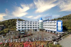 庆州贝尼凯瑞士罗森酒店的一座大白酒店,以山为背景