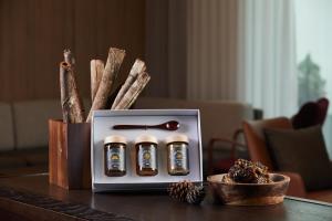 旌善PARK ROCHE Resort & Wellness的桌上装有三瓶精油的礼盒