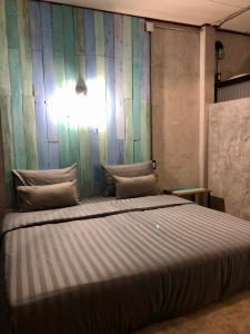 格兰岛萨曼塔滨海旅馆的一张大床,位于一个绿色的墙壁内