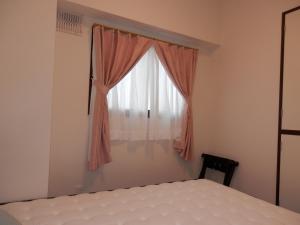 札幌Maple Sumikawa #201的一间卧室设有一张床和一个窗口