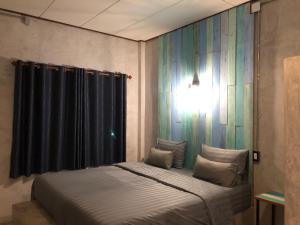 格兰岛萨曼塔滨海旅馆的一间卧室设有一张大床和窗户