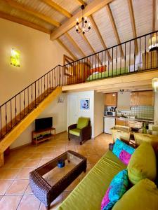 巴尔巴蒂La Riviera Barbati Seaside Apartments & villas的带沙发和楼梯的客厅