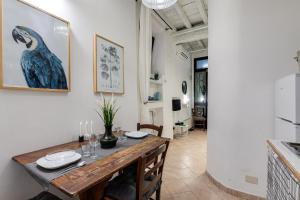 罗马Nostromondo Apartments in Rome City Centre的一间餐桌和墙上鸟的饭厅