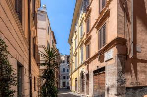 罗马Nostromondo Apartments in Rome City Centre的城市两座建筑之间的小巷