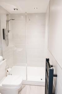 墨尔本墨尔本哈普尔酒店的带淋浴和卫生间的白色浴室