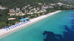 巴尔巴蒂La Riviera Barbati Seaside Apartments & villas的享有海滩的空中景致,配有遮阳伞和椅子