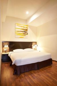 吉隆坡中谷六季酒店 的卧室配有一张白色大床和一幅画