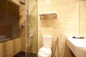 吉隆坡中谷六季酒店 的浴室配有卫生间、淋浴和盥洗盆。