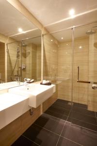吉隆坡中谷六季酒店 的一间带水槽和淋浴的浴室