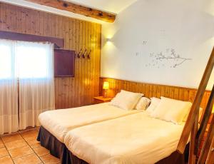 代尔特布雷三角洲酒店的一间卧室设有一张大床和一个窗户。