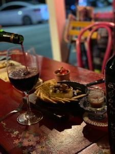 东海市Magenta的一杯葡萄酒和一盘桌上的食物