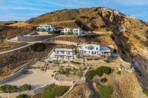 Agia Kiriaki BeachPsaravolada Hotel Milos的山丘上房屋的空中景致
